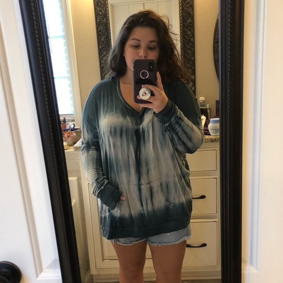 Blue Tie Dye pullover - Picture 2 of 4
